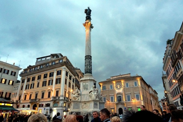 Plac Hiszpanski w Rzymie - pomnik Niepokalanie Poczetej Maryi